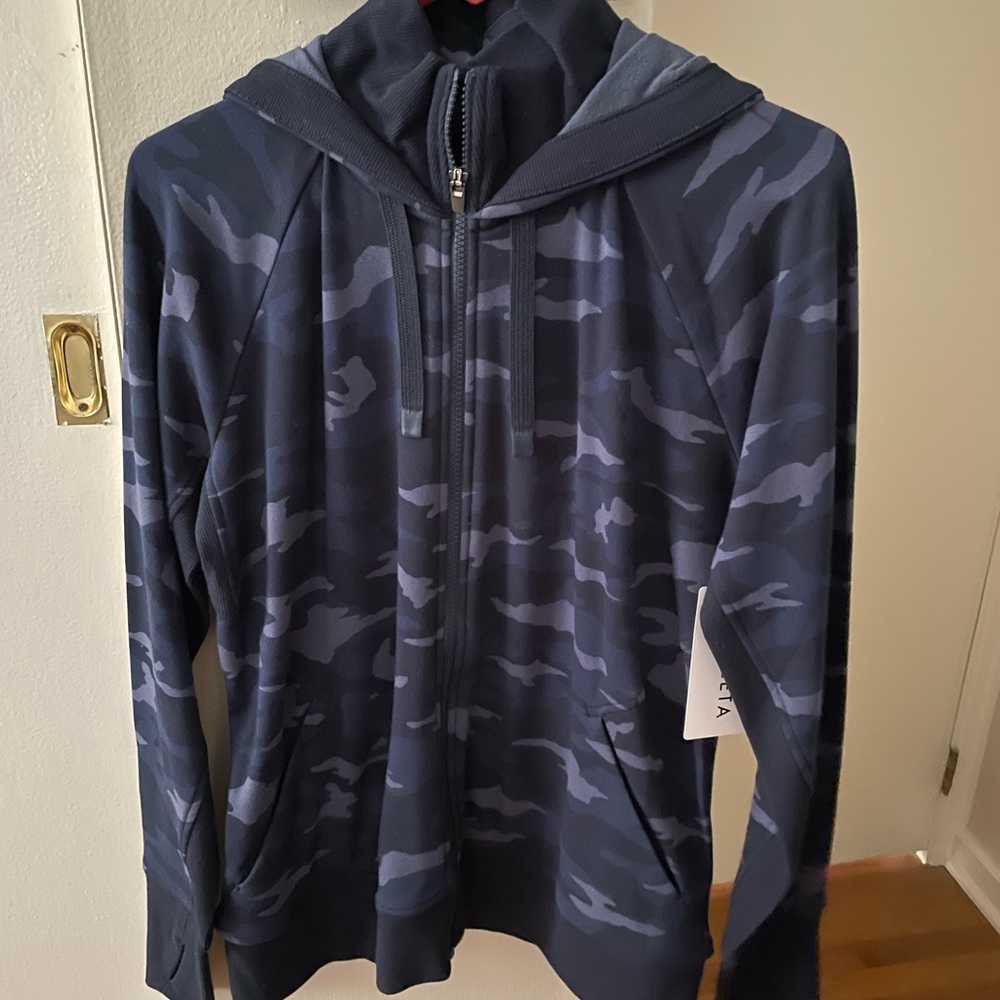 NWT Athleta Triumph printed hoodie.
